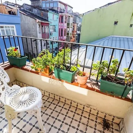 Historical Greco-ottoman Pavilion Near Tram In Fatih Apartment *