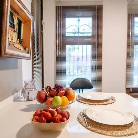 Historical Greco-ottoman Pavilion Near Tram In Fatih Apartment