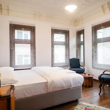 Historical Greco-ottoman Pavilion Near Tram In Fatih Apartment *