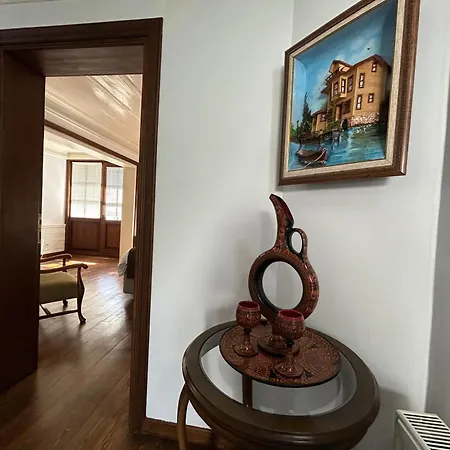Historical Greco-ottoman Pavilion Near Tram In Fatih Apartment