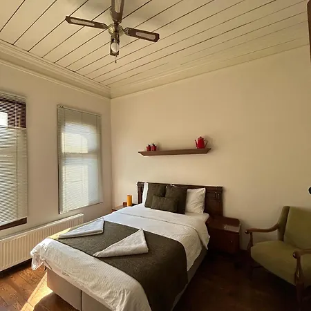 Historical Greco-ottoman Pavilion Near Tram In Fatih Διαμέρισμα Κωνσταντινούπολη