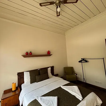 Historical Greco-ottoman Pavilion Near Tram In Fatih Κωνσταντινούπολη